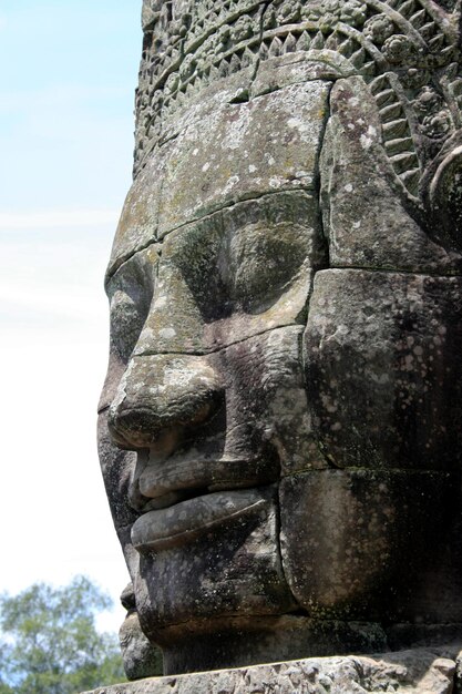 Cara esculpida del Khmer en Angkor Thom en Camboya