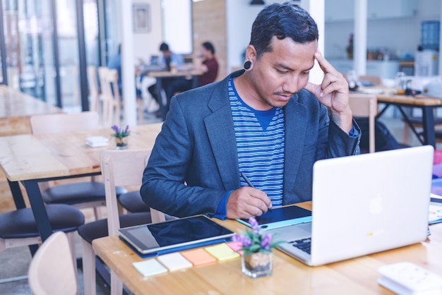 Cara estressada de homem de negócios, apoiando-se em uma mesa. emoções de expressão do rosto humano.