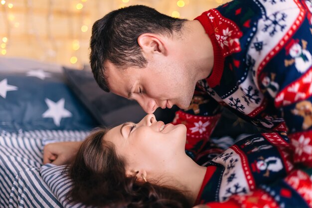 Cara fechou os olhos e quer beijar a garota garota fechou os olhos e sorri eles deitam na cama