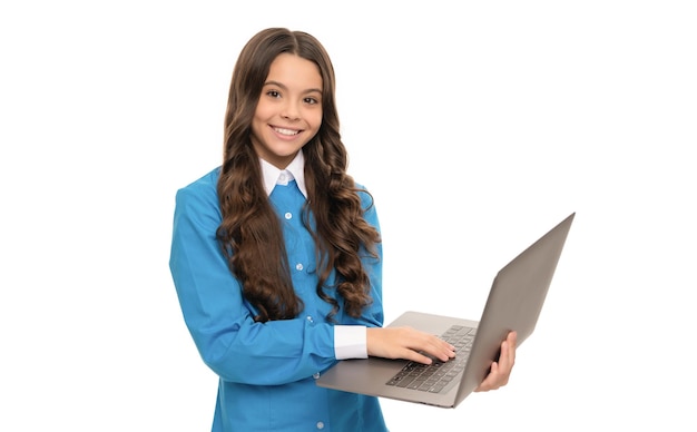 Cara feliz de una adolescente con el pelo largo y rizado trabajando en una computadora aislada en el blog de la escuela blanca