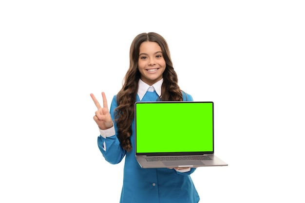 Cara feliz de uma adolescente com cabelo comprido e encaracolado mostra o computador isolado na paz branca