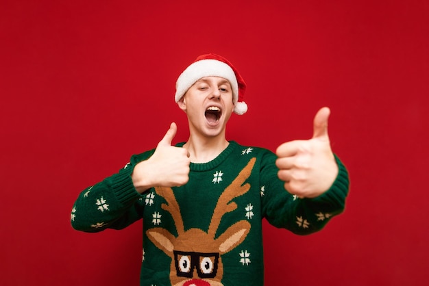 Cara feliz em roupas de natal mostrando gesto como