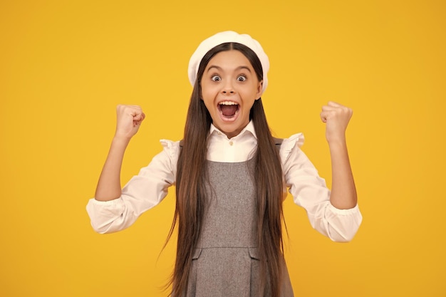 Cara feliz emociones positivas y sonrientes de una adolescente expresión emocionada alegre y alegre