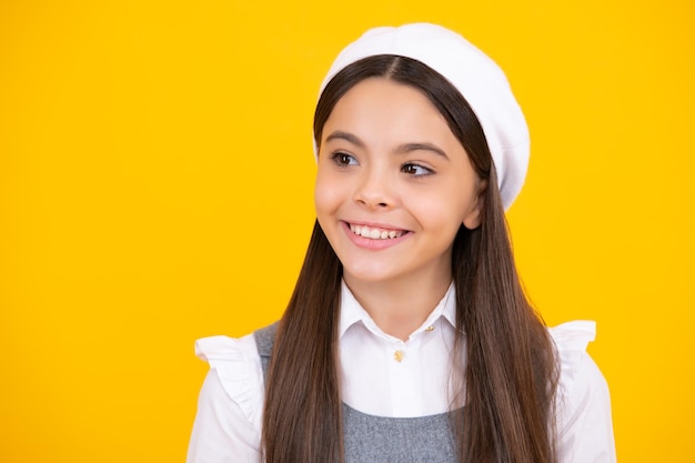 Cara feliz emociones positivas y sonrientes de una adolescente Primer plano retrato de una adolescente caucásica Disparo a la cabeza de un lindo niño adolescente sobre fondo amarillo de estudio aislado