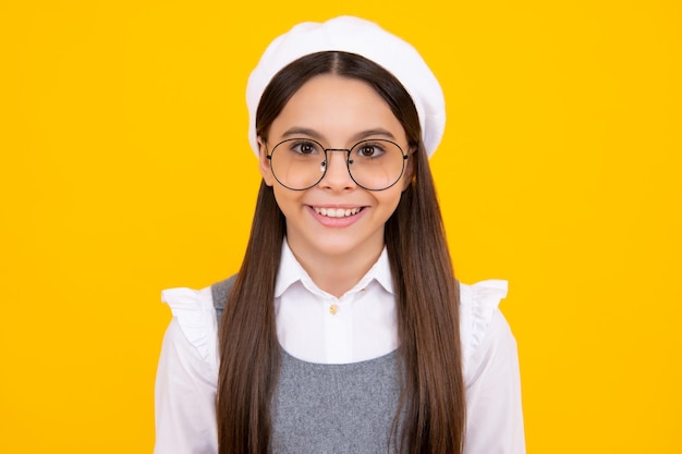 Cara feliz emociones positivas y sonrientes de niña adolescente Retrato de primer plano de cara de niña adolescente Retrato de un lindo niño adolescente Foto de estudio aislado fondo