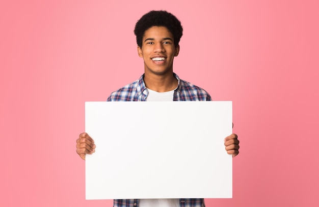 Cara feliz mostrando cartaz em branco com espaço de cópia para o seu texto