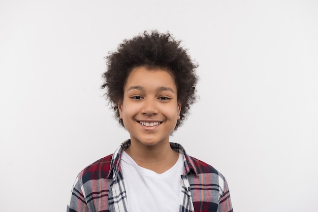 Cara feliz. Retrato de un niño agradable encantado que le sonríe