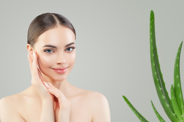 Cara femenina saludable y hojas de aloe