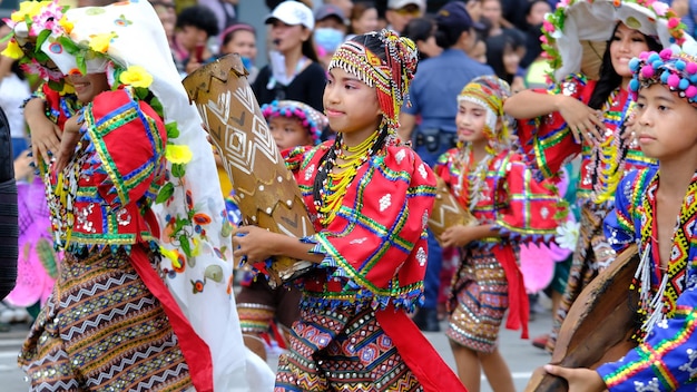 Foto una cara filipina de primer plano con un traje tribal mientras está en un desfile callejero