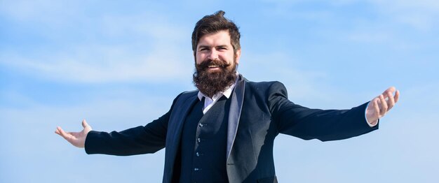 Cara gosta de realização superior Homem barbudo orgulhoso de si mesmo fundo do céu Superioridade e poder Sentindo-se invicto Orgulhoso de si mesmo Orgulhoso e narcisista Hipster barbudo atraente desfrutar de liberdade