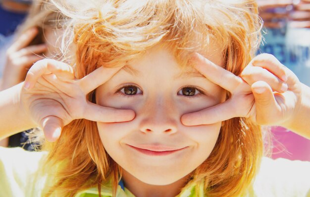 Cara graciosa de los niños Primer plano retrato de niño fyn haciendo expresiones divertidas