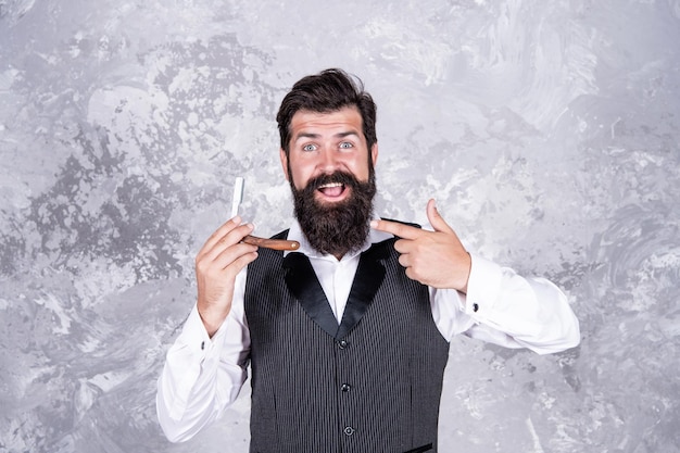 Cara hipster barbudo pronto para novo penteado vai fazer a barba masculino