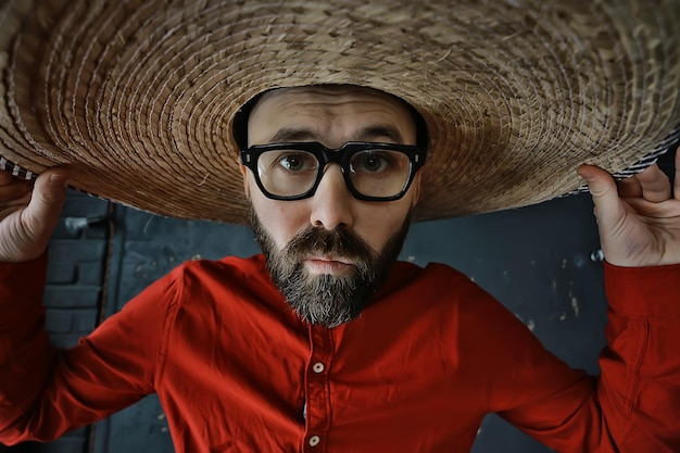 Cara hipster de óculos com uma barba grisalha em um chapéu com aba. homem modelo emocionalmente posando