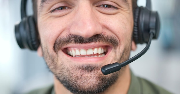 Cara de hombre del centro de llamadas y consultor en soporte comercial de comunicación virtual y ayuda de comercio electrónico Auriculares de boca y feliz agente de TI o persona de ventas primer plano para servicio al cliente y hablar