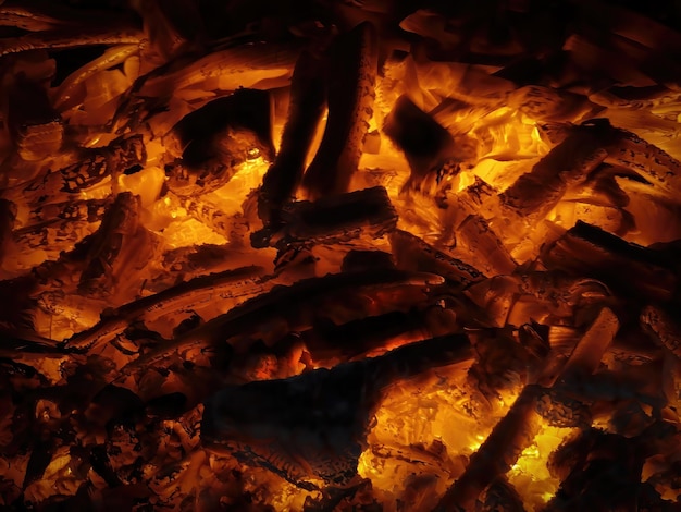 Una cara de hombre en la chimenea