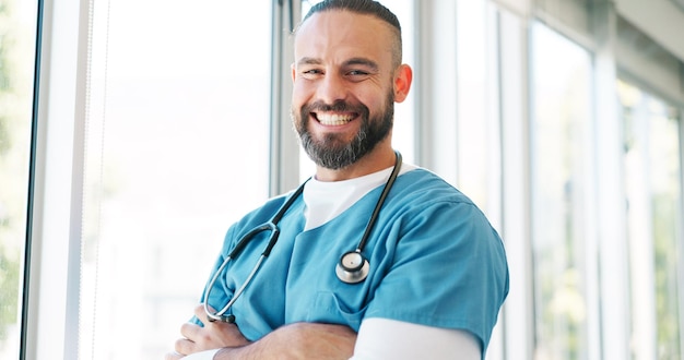 Cara de hombre maduro o brazos de enfermera cruzados en el hospital con ideas de cirugía visión de seguro de vida o objetivos de bienestar médico Retrato sonrisa feliz o trabajador de la salud en medicina confianza innovación o ayuda