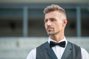 Cara hombre de negocios elegante en corbata de moño hombre de negocios en ropa formal esmoquin hombre de negocios en traje Foto Premium