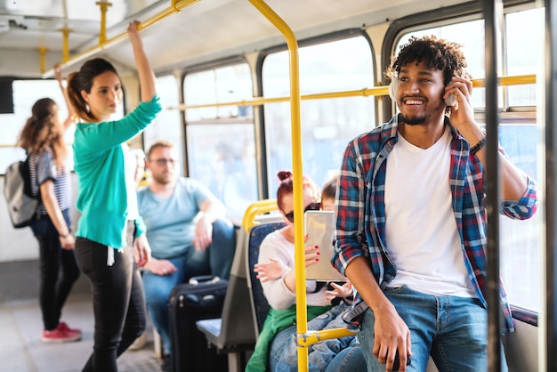 Foto cara jovem africano, ouvindo a música enquanto andava em transporte público.