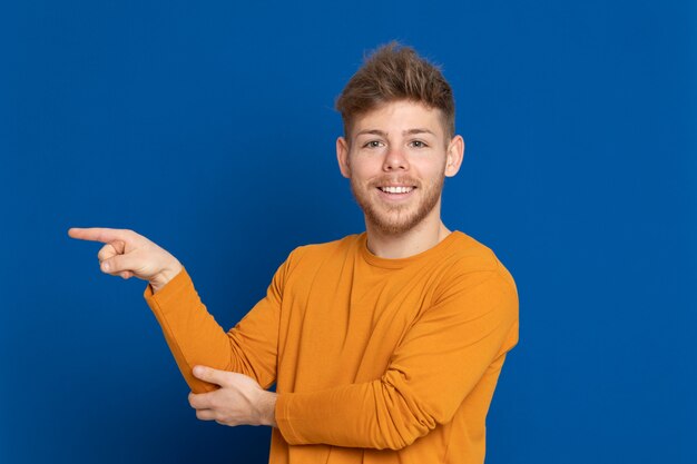 Cara jovem atraente com uma camiseta amarela