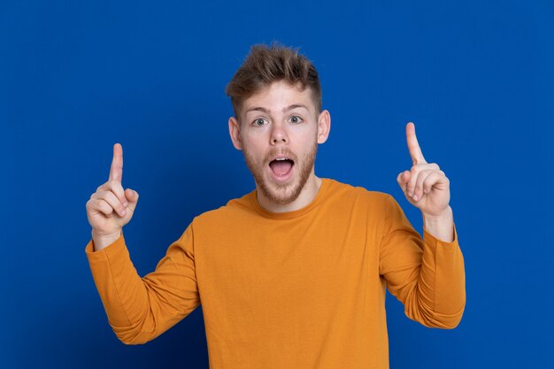 Cara jovem atraente com uma camiseta amarela