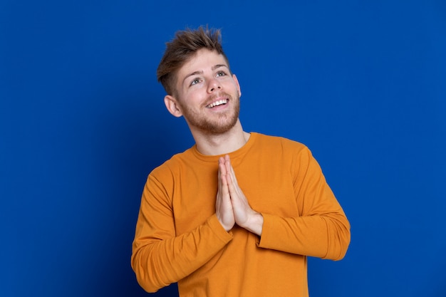 Cara jovem atraente com uma camiseta amarela