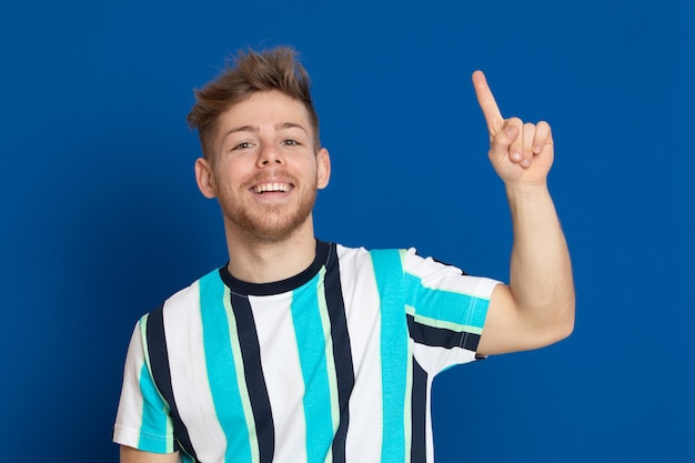 Cara jovem atraente com uma camiseta listrada