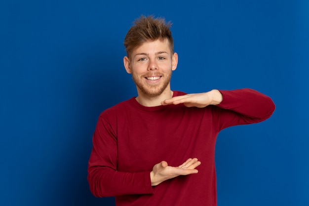 Cara jovem atraente com uma camiseta vermelha