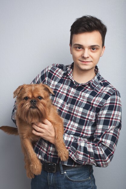 Foto cara jovem com seu cachorro.