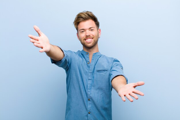 cara jovem, dando um abraço caloroso de boas-vindas