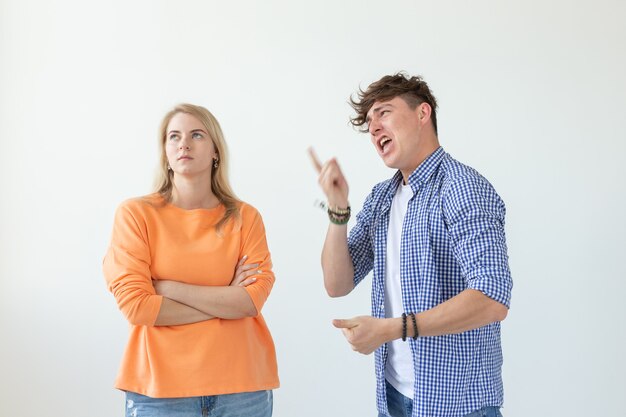 Foto cara jovem hippie grita levantando as mãos para sua amada garota em um conceito de fundo branco de