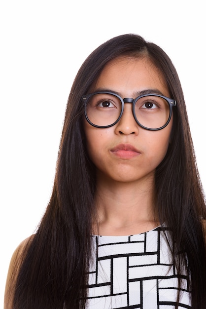 Cara de joven asiática nerd adolescente pensando