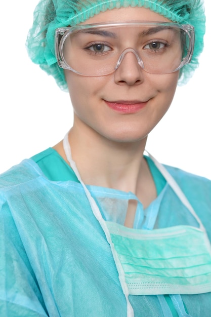 Cara de una joven cirujana doctora sonriendo. Aislado.