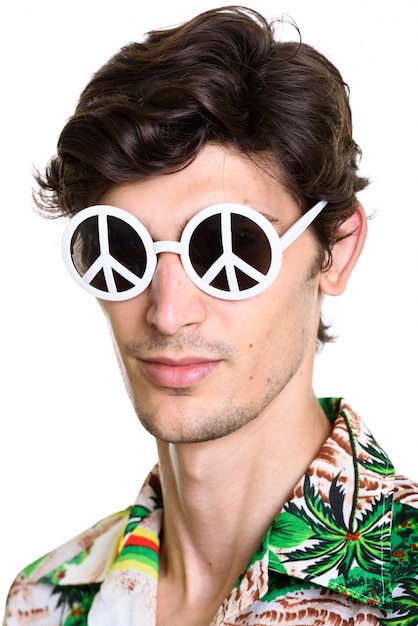 Cara de joven guapo con gafas de sol con el signo de la paz