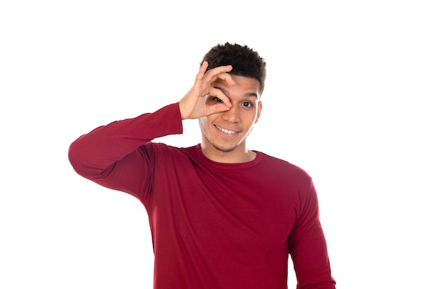 Cara latino com cabelo afro curto