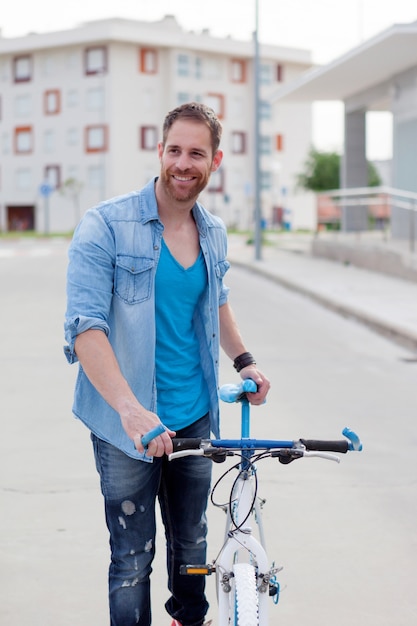 Cara legal com uma bicicleta vintage na cidade