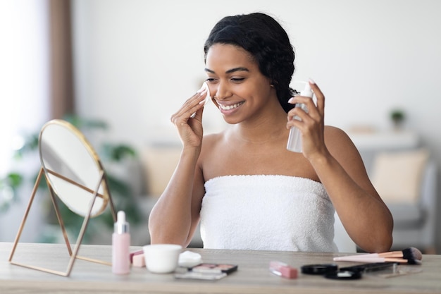 Cara de limpieza hermosa mujer afroamericana sonriente