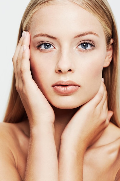 Cara y manos de la mujer en la piel para la belleza cosméticos naturales y glamour sobre fondo blanco Cuidado de la piel limpio y dermatología con maquillaje bienestar y facial para el tratamiento maquillaje y retrato
