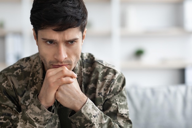 Cara militar pensativo olhando para o espaço da cópia