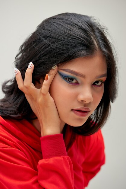 Cara de la muchacha hermosa de la moda. Maquillaje y Manicura.