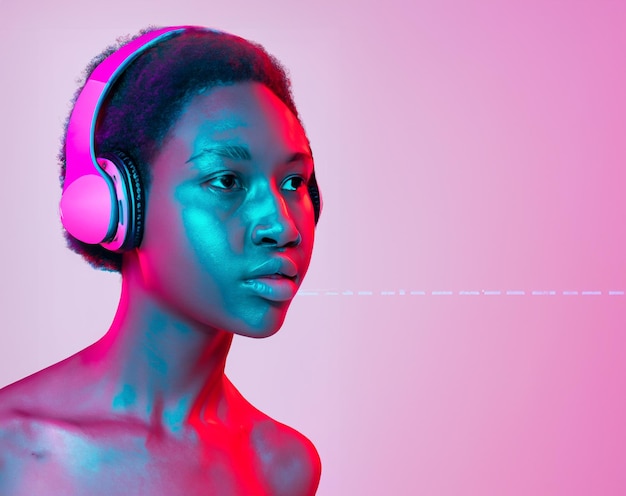 Foto cara de mujer con auriculares de estilo neón futurista