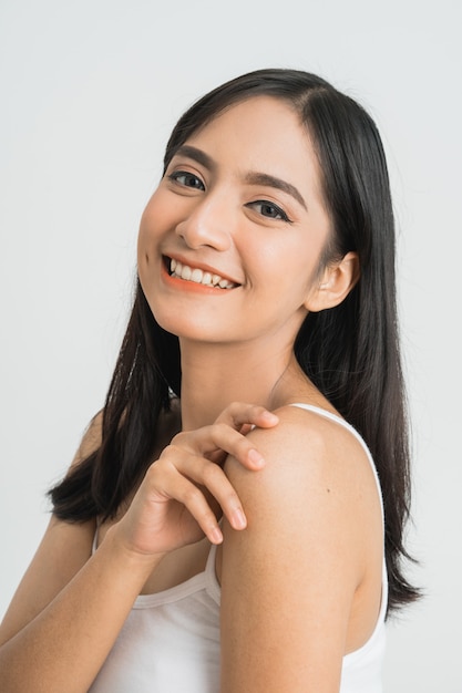 Cara de mujer de cuidado de piel hermosa sonrisa con pared blanca. belleza asiática