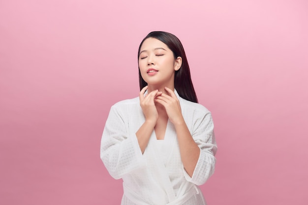 Cara de mujer hermosa cerca de estudio de retrato en blanco