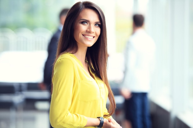 Cara de mujer hermosa en el fondo de la gente de negocios