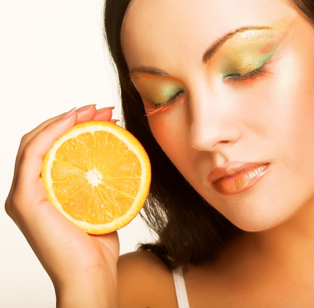 cara de mujer hermosa con naranja