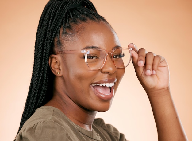 Cara de mujer negra y anteojos para estilo de moda o casual elegante contra un fondo de estudio Retrato de feliz modelo afroamericana sonrisa para anteojos y vista o visión