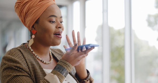 Cara de mujer negra y teléfono con altavoz y comunicación con negociación de redes y reunión virtual Mujer de negocios profesional con teléfono inteligente para llamadas corporativas o telemarketing