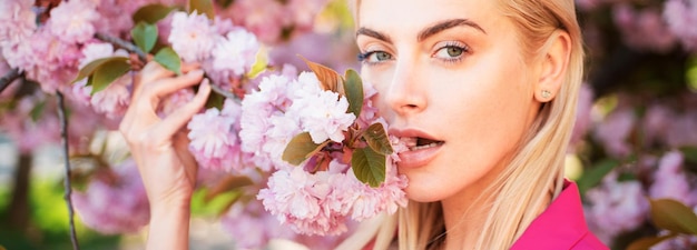 Foto cara de mujer de primavera para pancarta cerrar la cara de las niñas de primavera en flores