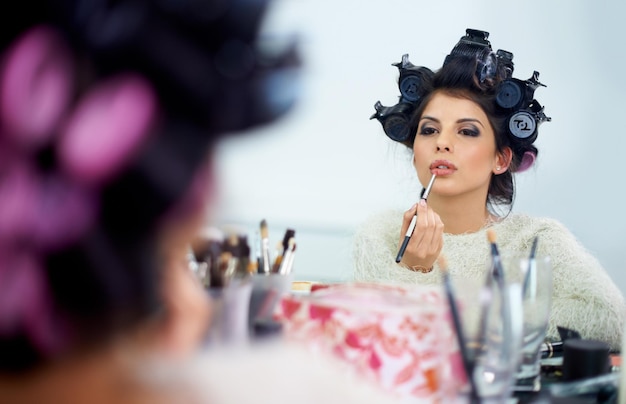 Foto cara de la mujer y rizos de cabello o lápiz labial para la belleza en el espejo y cuidado del cabello cuidado personal o cosmetología persona modelo o peinado para el rizado de rutina matutina o prepararse para el bienestar o el aseo