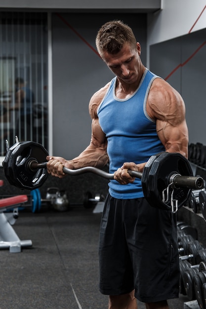 Cara muscular treinando seus braços