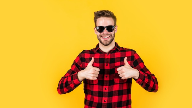 Cara não barbeado em estilo casual cabeleireiro masculino e barbearia tendência de beleza masculina homem barbudo com cerdas sexy em óculos pêlos faciais e cuidados com a pele homem bonito usar camisa quadriculada espaço de cópia